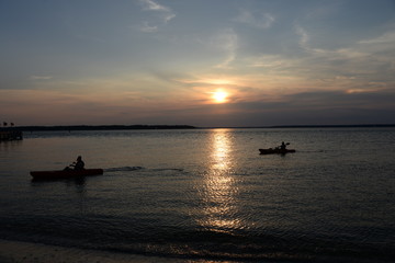 Naklejka premium Sunset with paddlers