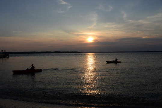 Sunset with paddlers © Bill Ragan