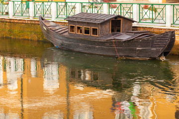 Fototapeta na wymiar ancient house boat in the canal Milan