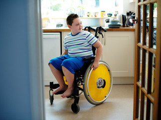Young boy in a wheelchair © Rawpixel.com