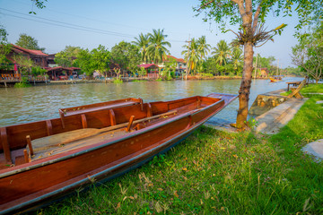 Obraz premium Rowboat on the brae beside of Canal with Thai lifestyle, Countryside of Thailand