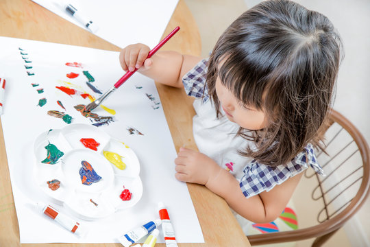 1人お絵描き遊ぶ幼い女の子。育児、教育、知育、子育てイメージ
