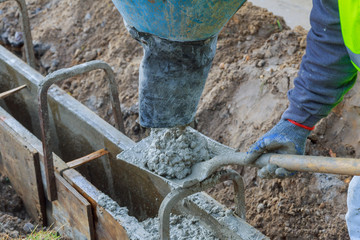 Obraz premium Pouring cement during upgrade to residential street