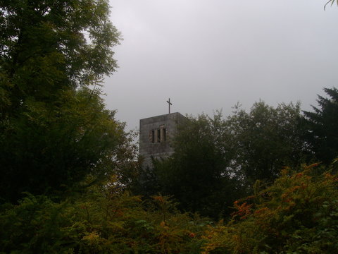 Verlassene Milit&auml;rkirche in der Natur