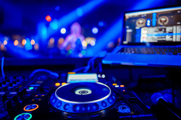 Obraz na płótnie Canvas Dj playing the track in the nightclub at party closeup