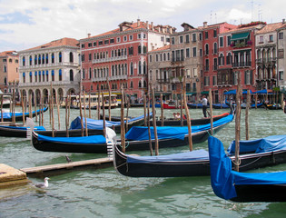 Fototapeta na wymiar Broad view of the architecture and canals of Venice, Italy
