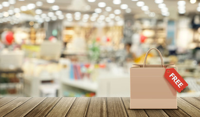 쇼핑몰 매장 카메라 모션 블러효과처리한 카피공간활용 이미지