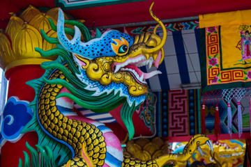 Obraz na płótnie Canvas Dragon statues wrapped around pillars of Chinese temples.