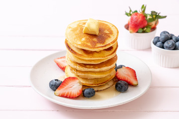 pancake with strawberries, blueberries and honey