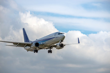 滑空する旅客機