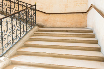 Marmortreppe mit Treppe in der Luxushalle