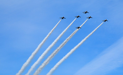 ブルーインパルス　アクロバット飛行　飛行機雲