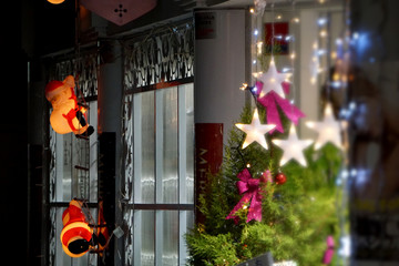Obraz premium Christmas display with Santa Clauses / 街のクリスマス飾り - サンタクロースの電飾