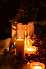 Weihnachten romantisch Kerzenschein Laterne im Schnee 