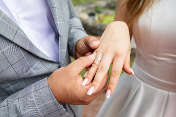 Obraz na płótnie Canvas Bride and groom hands with wedding rings