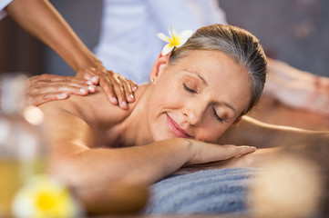 Obraz na płótnie Canvas Woman receiving massage at spa