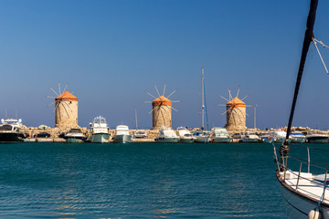 Drei Mühlen im Mandraki-Hafen