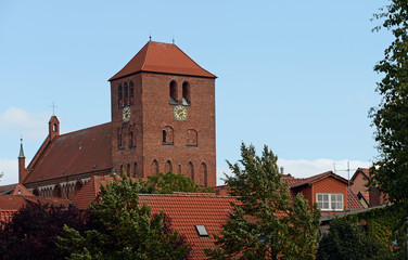 Fototapeta na wymiar Kirche Sankt Georgen in Waren am Müritzsee