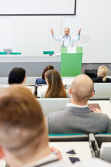 Uni Dozent bei einem Referat für Medizin Studenten