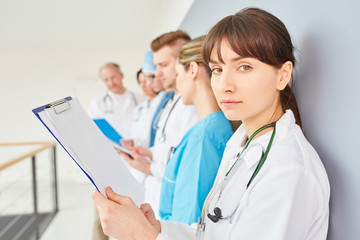 Studentin oder junge Ärztin in der Ausbildung