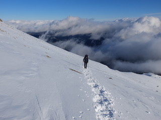 Alpinistes et mer de nuages en altitdue en montagne dans la neige