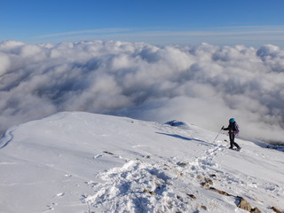 Alpinistes et mer de nuages en altitdue en montagne dans la neige