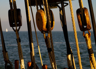 Naklejka premium Plattbodenschiff auf der Nordsee. Nahaufnahme der Takelung