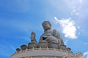 Obraz premium Outdoor bronze statue of seated Tian Tan Buddha in Hong Kong