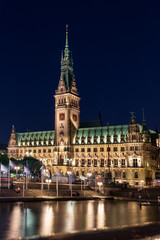 Hamburger Rathaus zur blauen Stunde