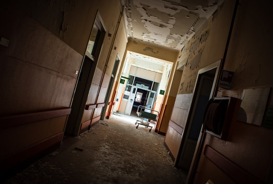 Il corridoio dell'ospedale abbandonato.
