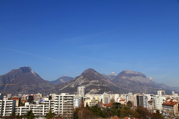 Le massif de la Chartreuse avec Grenoble en premier plan