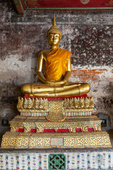 sitzender Buddha im Wat Suthat in Bangkok
