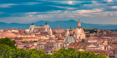 Fototapeta premium Panoramiczny wspaniały widok na Rzym z Ołtarzem Ojczyzny i kościołami o zachodzie słońca w Rzymie, Włochy