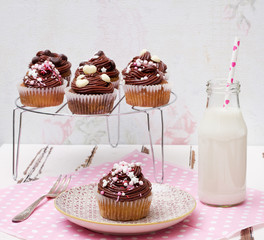cup cakes mit schokocreme und milch