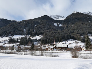 Dorf in Südtirol im Winter