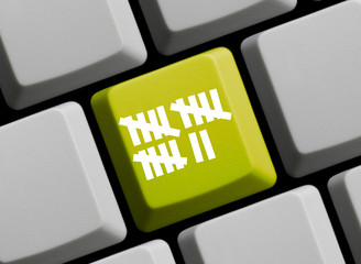 Strichliste auf gelber Computertastatur