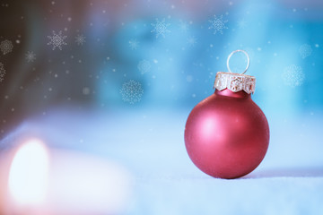 Fototapeta premium Red Christmas balls with decoration on shiny background with snowflakes