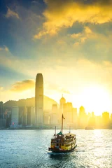 Crédence de cuisine en verre imprimé Jaune Le bateau sur le port de Victoria avec le coucher du soleil à Hong Kong.