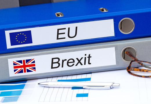 EU und Brexit zwei Ordner im Büro mit Flagge und Text