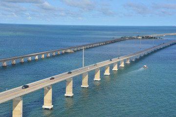 Fototapeta na wymiar Looking at he Florida keys from a Helicopter