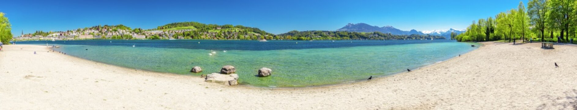 Fototapeta Sandy beach near Historic city center of Lucerne with famous Chapel Bridge and lake Lucerne (Vierwaldstattersee), Canton of Lucerne, Switzerland