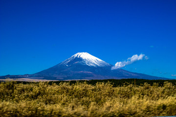 日本の富士山と青空