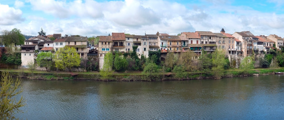 Fototapeta premium Picturesque old houses above the Lot River in the centre of Villeneuve-sur-Lot, Lot-et-Garonne, France
