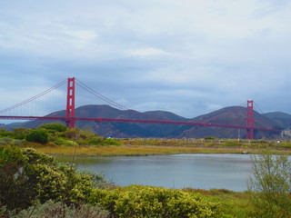 Golden Gate Bridge in San Francisco vom Crissy field marsh