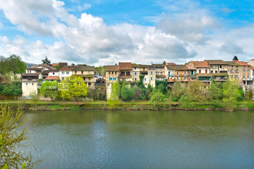 Fototapeta premium Picturesque old houses above the Lot River in the centre of Villeneuve-sur-Lot, Lot-et-Garonne, France