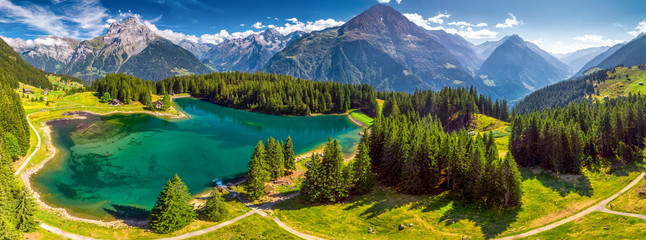 Arnisee met Zwitserse Alpen. Arnisee is een stuwmeer in het kanton Uri, Zwitserland, Europa