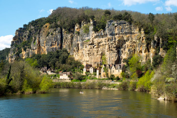 Fototapeta na wymiar The honeypot village of La Roque-Gageac is built under the cliffs beside the Dordogne River in Dordogne, Nouvelle Aquitaine, France. 