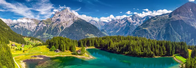 Gordijnen Arnisee met Zwitserse Alpen. Arnisee is een stuwmeer in het kanton Uri, Zwitserland, Europa © Eva Bocek