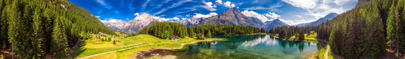 Naklejka premium Arnisee z Alpami Szwajcarskimi. Arnisee to zbiornik wodny w kantonie Uri w Szwajcarii w Europie
