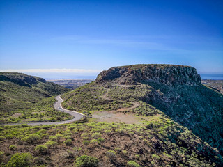 Stra&szlig;e zu den Bergen auf Gran Canaria in Richtung Fataga 